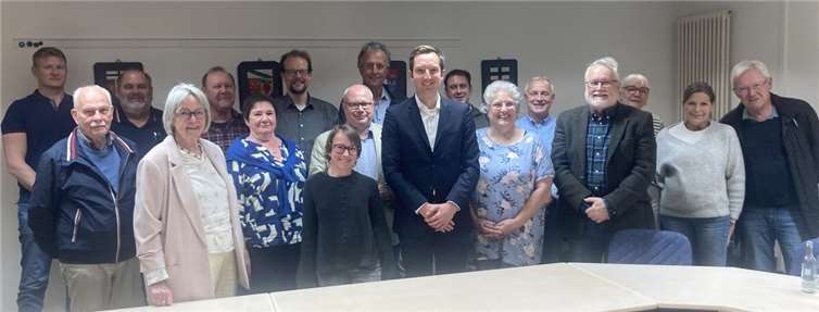 Die Mitglieder der CDU der VG Unkel unterstützen einstimmig die Bewerbung von Korbinian Wester (vorn Mitte) als Kandidat für den Wahlkreis Linz-Rengsdorf bei der Landtagswahl 2026.  Foto: Heinz Schmitz