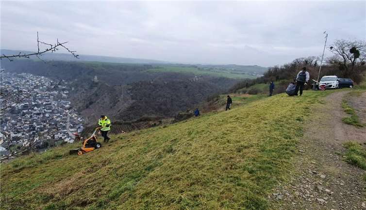 Die Mitglieder der Drachen- und Gleitschirmfliegerfreunde Rhein-Mosel-Lahn bei ihrem Einsatz am Rosenberg.  Foto: Ralf Böhm