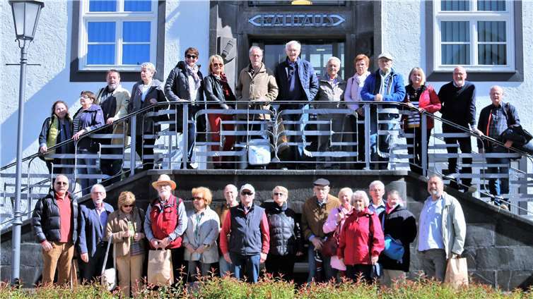 Die Mitglieder der Ehrenamtsinitiative „Ich bin dabei“ – Andernach vor dem Rathaus in Adenau. Foto: privat