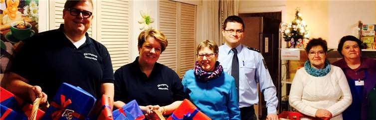 Die Mitglieder der Ehrengarde mit den vielen Weihnachtspäckchen. privat