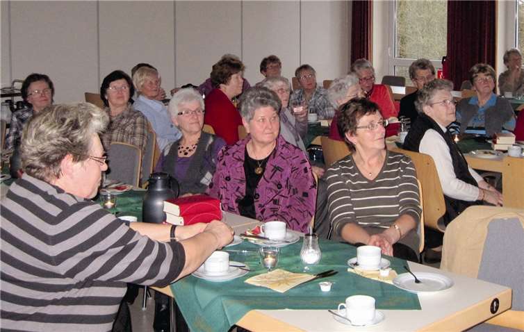 Die Mitglieder der Evangelischen Frauenhilfe verbrachten einen informativen Nachmittag und bedankten sich hierfür mit einer Spende an den Neuwieder Hospiz-Verein. privat