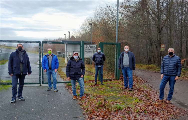Die Mitglieder der FBL Fraktion im Rat der Stadt Remagen trafen sich zu einer Besichtigung der Oberfläche des Deponiekörpers der seit 1999 geschlossenen Hausmülldeponie in Oedingen.Quelle: FBL Remagen