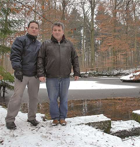Die Mitglieder der FDP-Fraktion in Rheinbach Markus Ressel und Manfred Greuel sorgen sich um den Zustand der Pilgerpfadsweiher. privat