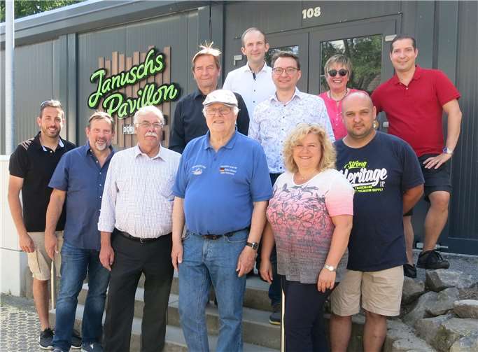 Die Mitglieder der FWG Andernach bei der Besichtigung von Januschs Pavillon. Christian Greiner