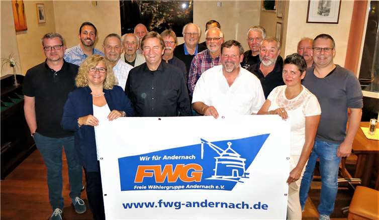 Die Mitglieder der FWG Andernach präsentieren stolz die Neuauflage ihres Vereinslogos Privat