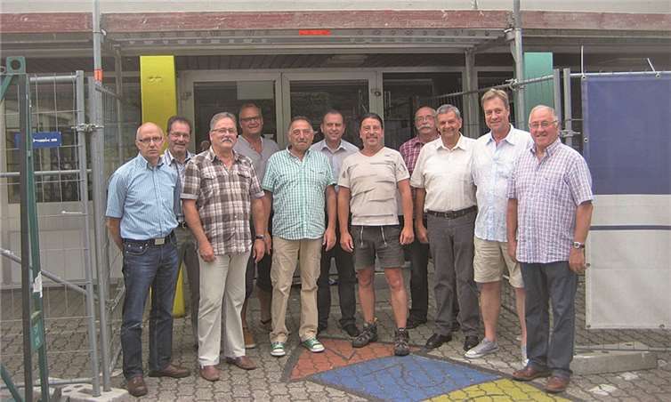 Die Mitglieder der FWG Brohltal besichtigten die Sanierungsarbeiten an der Grundschule in Burgbrohl. privat