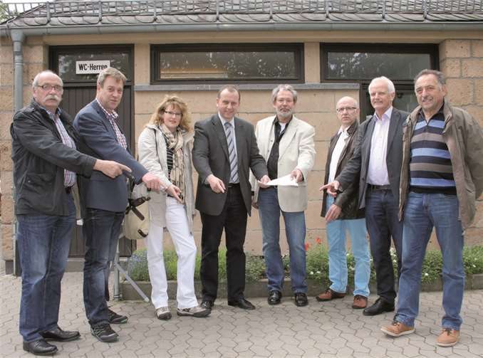 Die Mitglieder der FWG Brohltal machten sich vor Ort ein Bild von der geplanten Tourist-Information.privat