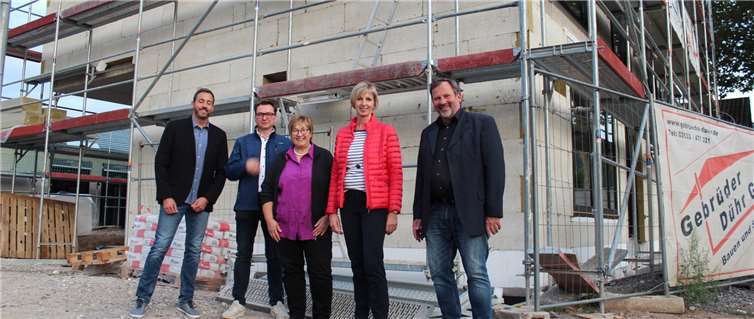 Die Mitglieder der FWG Namedy (v.l.), Christian Greiner, Janusch Fischer, Ursula Friedrichs, Elke Tibbe-Küch und Hartmut Dressel beim Vor-Ort Termin am Erweiterungsbau der Namedyer KiTa Miteinander. Foto: FWG Namedy