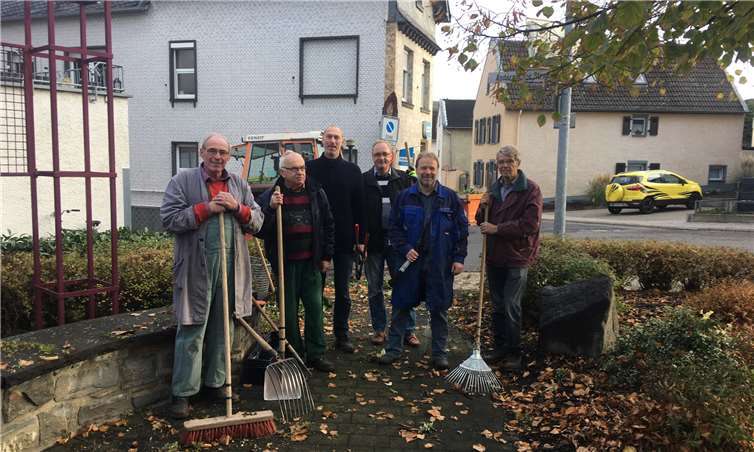 Die Mitglieder der FWG bei der gemeinsamen Vorbereitung der Grünflächen für den Winter.privat