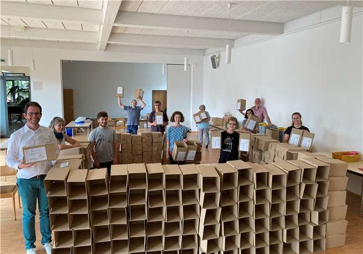 Die Mitglieder der Fachkonferenz haben interessante Ideen in kleine Boxen gepackt, die sie den Kindern vorbeibringen. Foto: Privat
