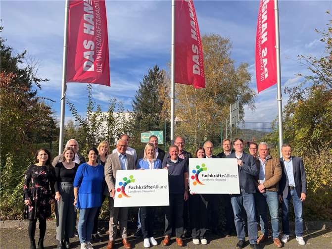 Die Mitglieder der Fachkräfteallianz im Landkreis Neuwied auf dem Außengelände des Ausbildungszentrums der Handwerkskammer Koblenz in Rheinbrohl.  Foto: Marcus Broich / Kreisverwaltung Neuwied
