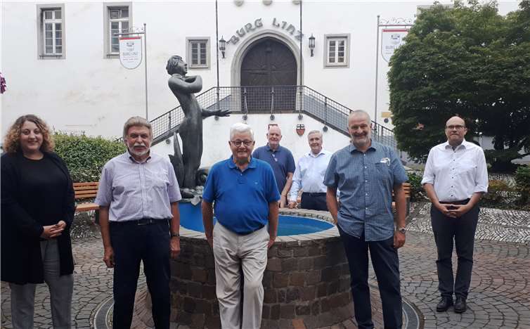 Die Mitglieder der Fair Trade Steuerungsgruppe freuen sich, dass ihre Arbeit künftig durch die Leiterin der Tourist-Info, Janine Petit, verstärkt wird. Von links: Janine Petit, Peter Gillrath, Hans-Joachim Schmitz, Didi Pörzgen, Horst Engling, Ulrich Runkel, Stefan Betzing. Foto: Fair Trade Steuerungsgruppe Linz