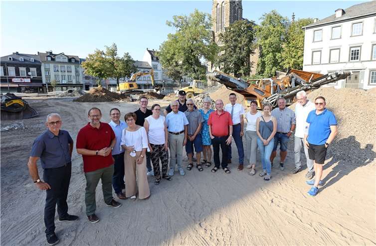 Die Mitglieder der Fraktionen von CDU, Bündnis 90/Die Grünen und FWG informierten sich vor Ort über den Baufortschritt rund um den Marktplatz und die Kirchstraße und sehen appellieren an alle Akteure in der Innenstadt die positive Entwicklung der Neuwieder City gemeinsam mit der Stadtvorstand, Verwaltung und den Papaya-Fraktionen voranzutreiben.  Foto: Jörg Niebergall