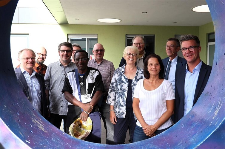 Die Mitglieder der Fraktionen von CDU, Bündnis90/die Grünen, FWG, BSW und FDP informieren sich gemeinsam mit Oberbürgermeister Jan Einig und Bürgermeister Peter Jung in Sachen „Kinderfreundliche Stadt Neuwied“. 