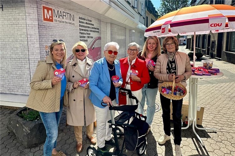 Die Mitglieder der Frauen Union Mayen mit ihrer Ehrenvorsitzenden Käthe Eisenbürger.