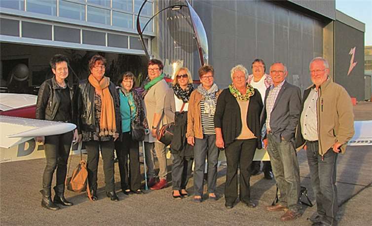 Die Mitglieder der Frauenunion Mendig zeigten sich beeindruckt von den vielfältigen Arbeiten, die beim Bau eines Ultraleichtflugzeuges notwendig sind. privat