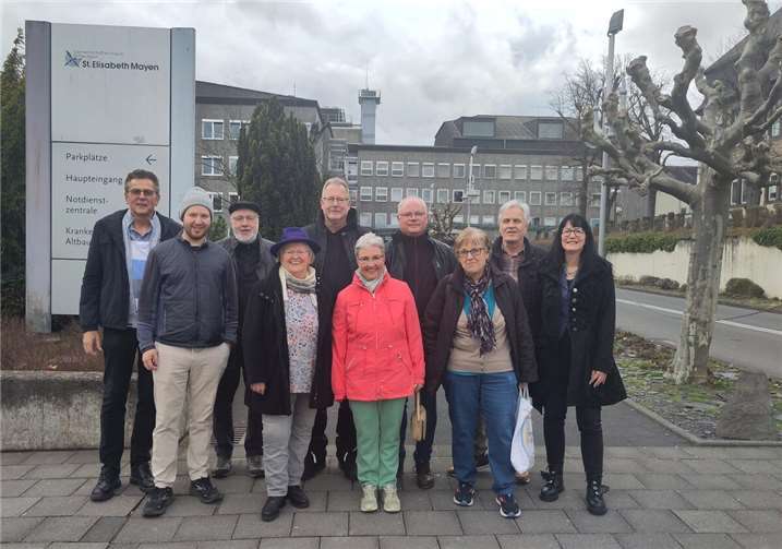 Die Mitglieder der Freien Wähler Mayen-Mittelrhein-Mosel (FWM3) vor dem Krankenhaus in Mayen.  Foto: FWM3