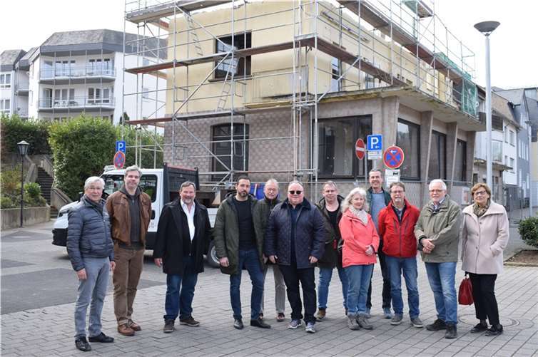 Die Mitglieder der Freien Wählergruppe begrüßen die geplante Schaffung zusätzlichen Wohnraums in Andernach. Das Restaurant Bollwerk im Hintergrund, soll für ein Mehrfamilienhaus mit neun Wohneinheiten weichen. Foto: Iris Hiller / FWG