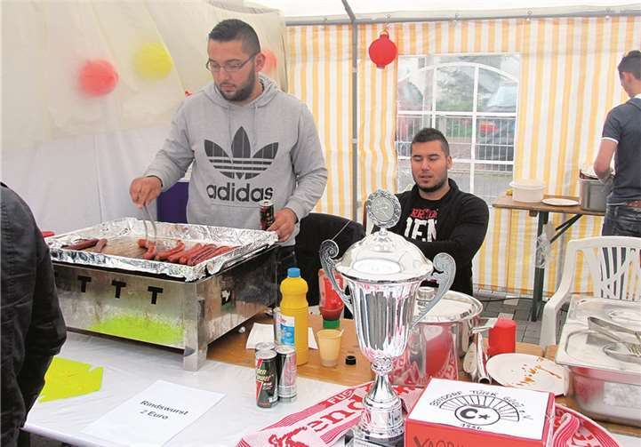 Die Mitglieder der Fußballmannschaft “Bendorf Türkgücü“ sorgten für die Köstlichkeiten vom Grill. PS