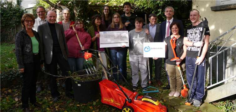 Die Mitglieder der "Gartengruppe" freuen sich über die Spende.Privat