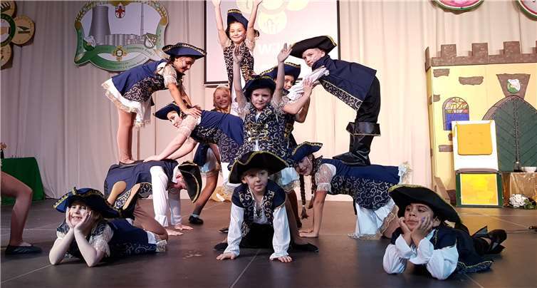 Die Mitglieder der Gruppe „Wild Girls and Boys“ enterten als Piraten die Bühne.