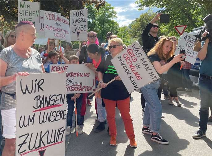 Die Mitglieder der Gruppe formulierten auf Plakaten verschiedene Forderungen.  Foto: ROB