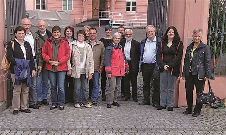 Die Mitglieder der Gruppe mit Nicole Müller-Orth, MdL, (Mitte hinten) vor dem Landtag in Mainz. privat
