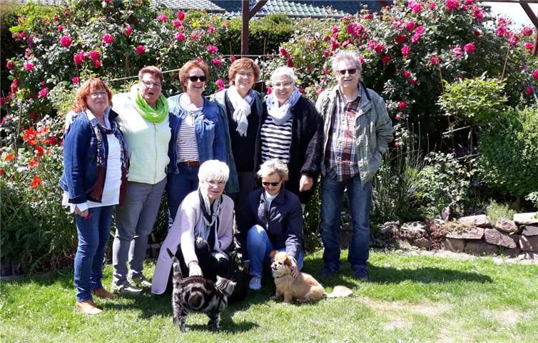 Die Mitglieder der Gymnastikgruppe der Rheumaliga Neuwied vor tollen Rosenbüschen.Foto: privat