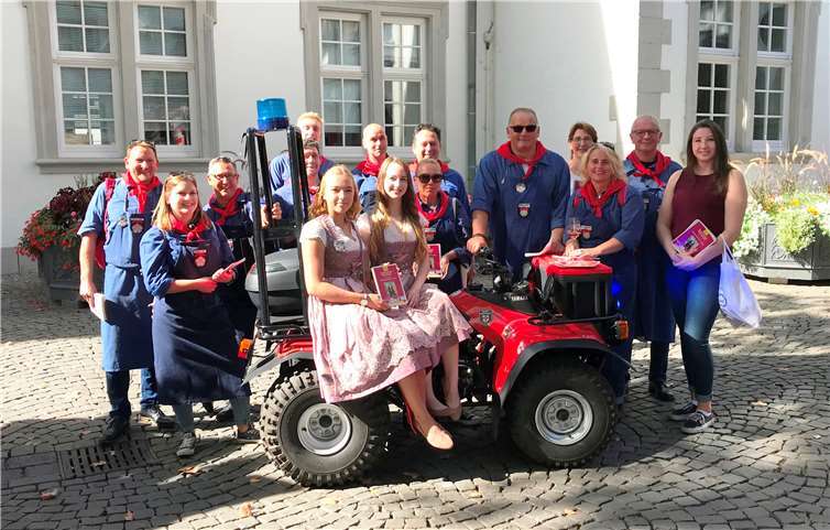 Die Mitglieder der Heimatfreunde Lay und die Koblenzer Weinmajestäten unterwegs auf dem Schängelmarkt! Foto:privat