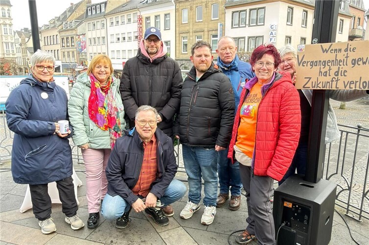 Die Mitglieder der Initiative „ Sei ein Mensch“ und in der Mitte Landrat Marko Boos.