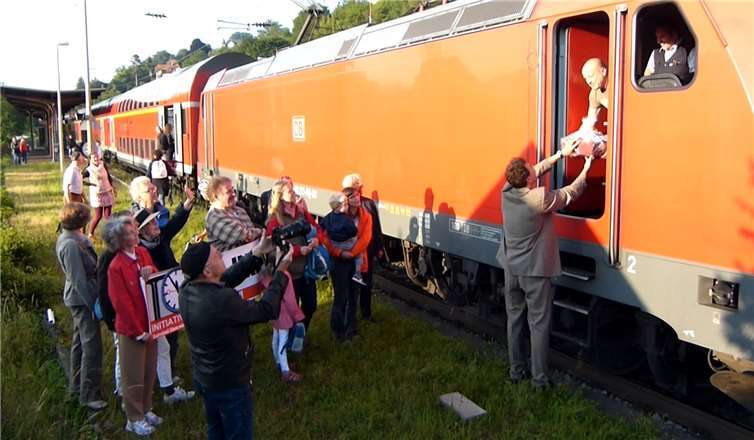 Die Mitglieder der Initiative überreichten einen Präsentkorb. Foto: privat