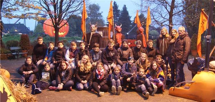 Die Mitglieder der Jugendfeuerwehr Pillig/Naunheim feierten im Heidepark Soltau Halloween.privat