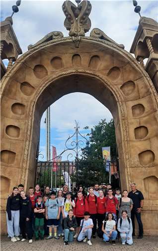 Die Mitglieder der Jugendfeuerwehren aus Mendig und Ochtendung bei ihrem Besuch des Holiday-Park. Foto: Horst Klee