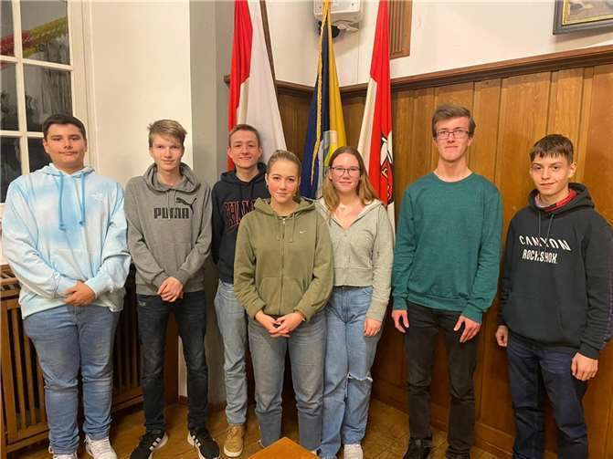Die Mitglieder der Jugendvertretung von links nach rechts: Leonard Haschke (Beisitzer), Philipp Heldt (Beisitzer), Jakob Krupp (stellvertretender Vorsitzender), Emilia Demuth (stellvertretende Vorsitzende), Isabelle Fossemer (Beisitzerin), Florian Augst (Vorsitzender), David Stein (Beisitzer).  Foto: Jugendvertretung Linz