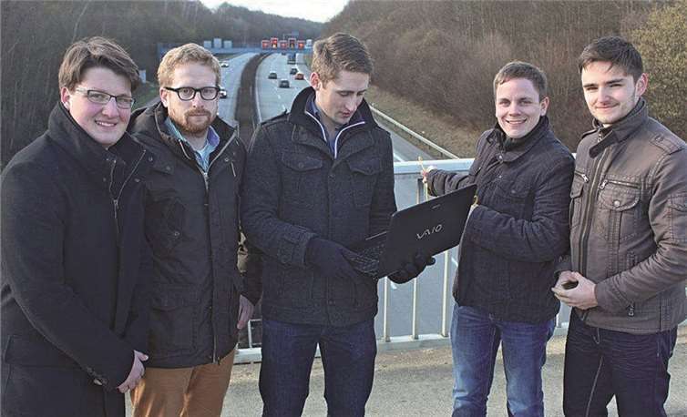 Die Mitglieder der Jungen Union erfreuen sich des Breitbandausbaus.JU