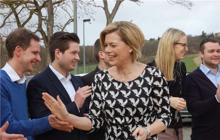 Die Mitglieder der Jungen Union im Kreis Mayen-Koblenz standen zum Abklatschen bereit.