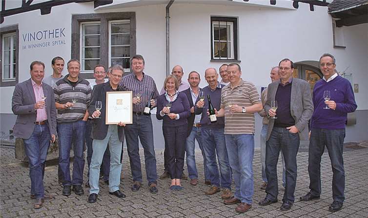 Die Mitglieder der Jury um Ortsbürgermeister Hans-Joachim Schu-Knapp (5. v. l.) und Horch-Enkelin Heike Müller (7. v. l.), die Andreas von Canal (6. v. l.) nach der Auswahlprobe zum Erfolg gratulieren.privat