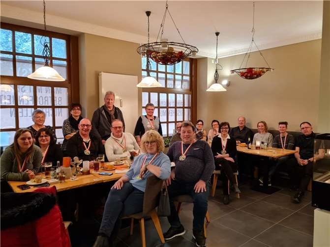 Die Mitglieder der KG „Bunte Kuh“ Walporzheim e.V. 1953 trafen sich im Brauhaus Bad Neuenahr. Foto: privat