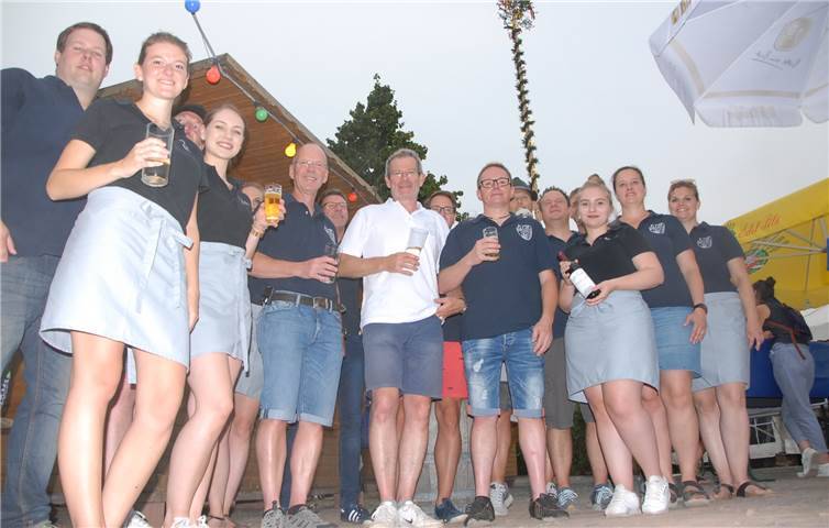 Die Mitglieder der KG Grau-Blau mit ihrem Vorsitzenden Carsten Gräf und Vereinsmitglied und VG-Bürgermeister Thilo Becker halten die Tradition der Kirmes in Grenzhausen am Leben.