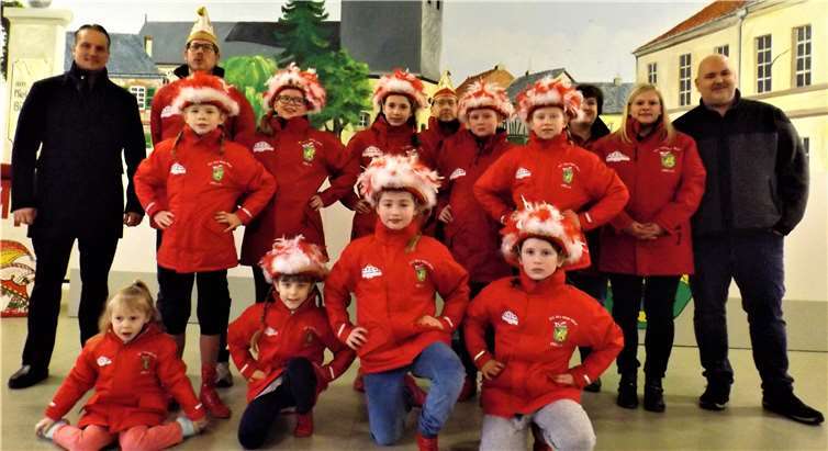 Die Mitglieder der KG Mat Mött Miel 1952 e.V. um ihren Präsidenten Dominik Schweminski (2.v.l) dankten Alexander Thelen, Geschäftsführer des Golf-Clubs Miel, (l.) und dem Inhaber des Restaurants Graf Belderbusch, Stefan Hoffmeister (r.) für den üppigen Zuschuss zu ihren Winterjacken.  privat