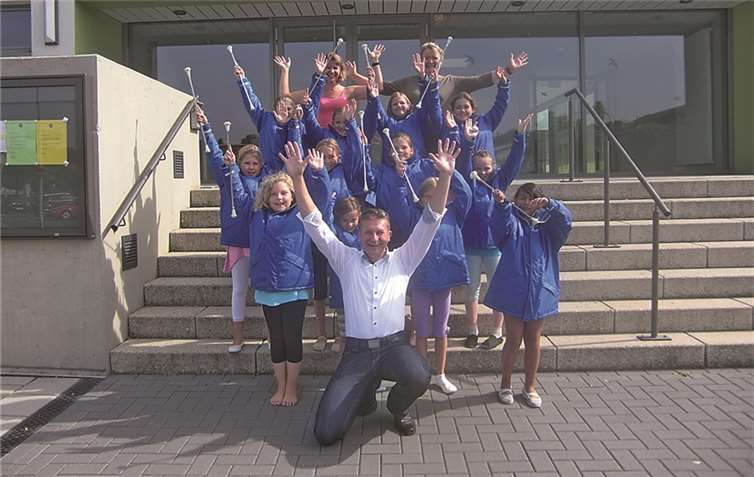 Die Mitglieder der KG Unkel freuen sich über die neuen Jacken. privat