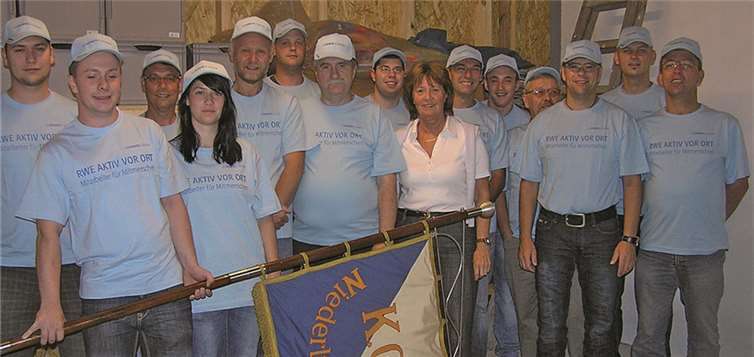 Die Mitglieder der Karnevalsgesellschaft Blau-Weiß Niederlützingen e.V. sind stolz auf ihren neuen Lagerraum