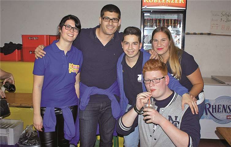 Die Mitglieder der Kirmesgesellschaft - hier das Helferteam der Sekt- und Cocktailbar - sorgten für einen reibungslosen Ablauf des Sommernachtsfestes. GH