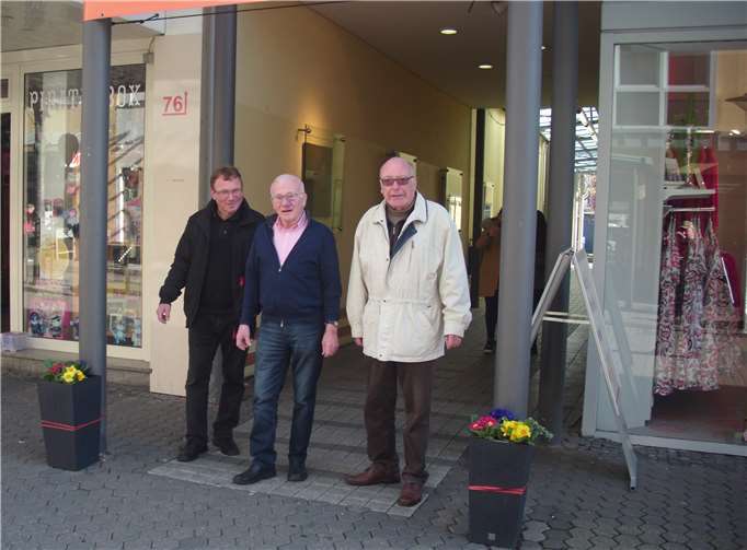 Die Mitglieder der Kolpingsfamilie Neuwied freuten sich sichtlich über die neuen Kübel und die Frischbepflanzung am Eingangsbereich der Kolpingspassage.Foto: privat