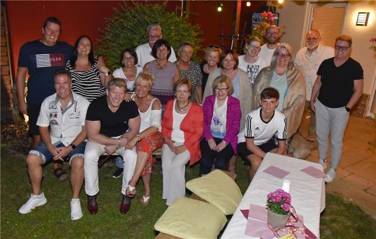 Die Mitglieder der Kostümgruppe feiern ihr traditionelles Grillfest.Foto: KG Rot-weiße Husaren