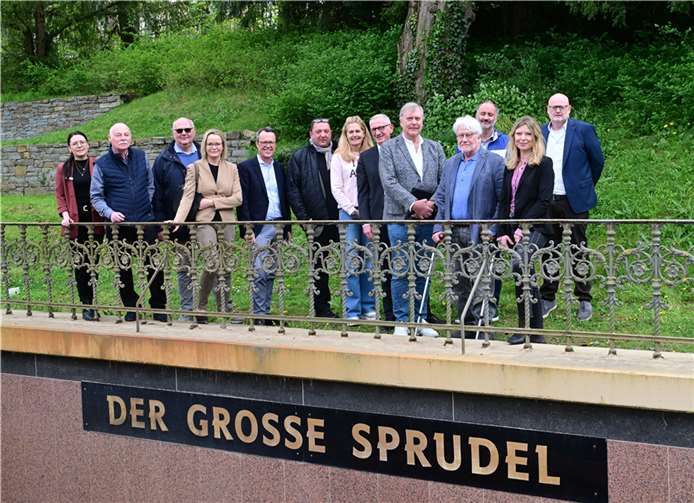 Die Mitglieder der Lenkungsgruppe „Kurortentwicklung“ an der Heilquelle Großer Sprudel im Kurpark: (v.l.): Dania Münch (ABMG), Andreas Owald (Bündnis 90/Die Grünen), Klaus Schneider (CDU), Kerstin Herzer (Knappschaftsklinik), Jan Kobernuß (ift), Rainer Ziegler (Kliniken Bad Neuenahr), Meike Carll (Ahrtal-Tourismus), Bürgermeister Guido Orthen, Rolf Deißler (FDP), Christoph Smolenski (Ehrenwall’sche Klinik), Christian Lindner (Hotel Villa Aurora), Katja Stefanis (ift), Geschäftsführer Andreas Lambeck (ABMG).  Foto: Martin Gausmann