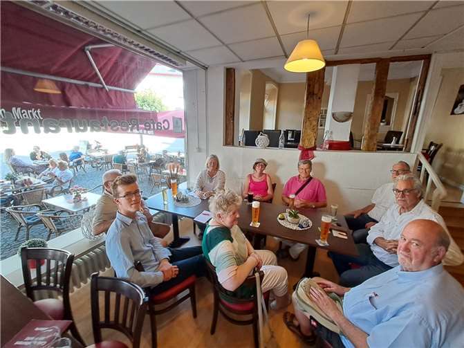 Die Mitglieder der Linzer AWO und weitere Interessierte diskutieren über das Thema Kinderarmut. Foto: Florian Augst