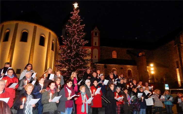 Die Mitglieder der Medardus-Kantorei und des Kirchenchors St. Marien sorgten auch musikalisch für vorweihnachtliche Stimmung. GM