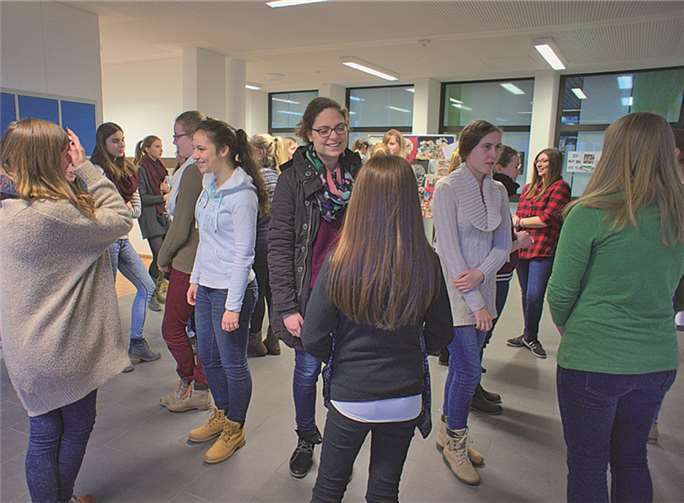 Die Mitglieder der Pakistan-AG beim interaktiven Spiel: Schülerinnen beantworten für sich die Frage: „Was würde Dich in Deinem Leben wirklich glücklich machen?“ Privat