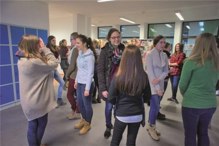 Die Mitglieder der Pakistan-AG beim interaktiven Spiel. Schülerinnen beantworten für sich die Frage: Was würde dich in deinem Leben wirklich glücklich machen?